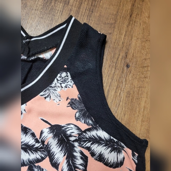 FREE W BUNDLE Floral high low top - Picture 3 of 8